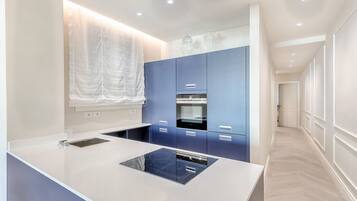 Frigorifero, forno, piano cottura, lavastoviglie