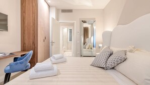 A hotel room with a bed, a desk, a chair, and a wardrobe. - Luxury Blue River by Mmega (Firenze)