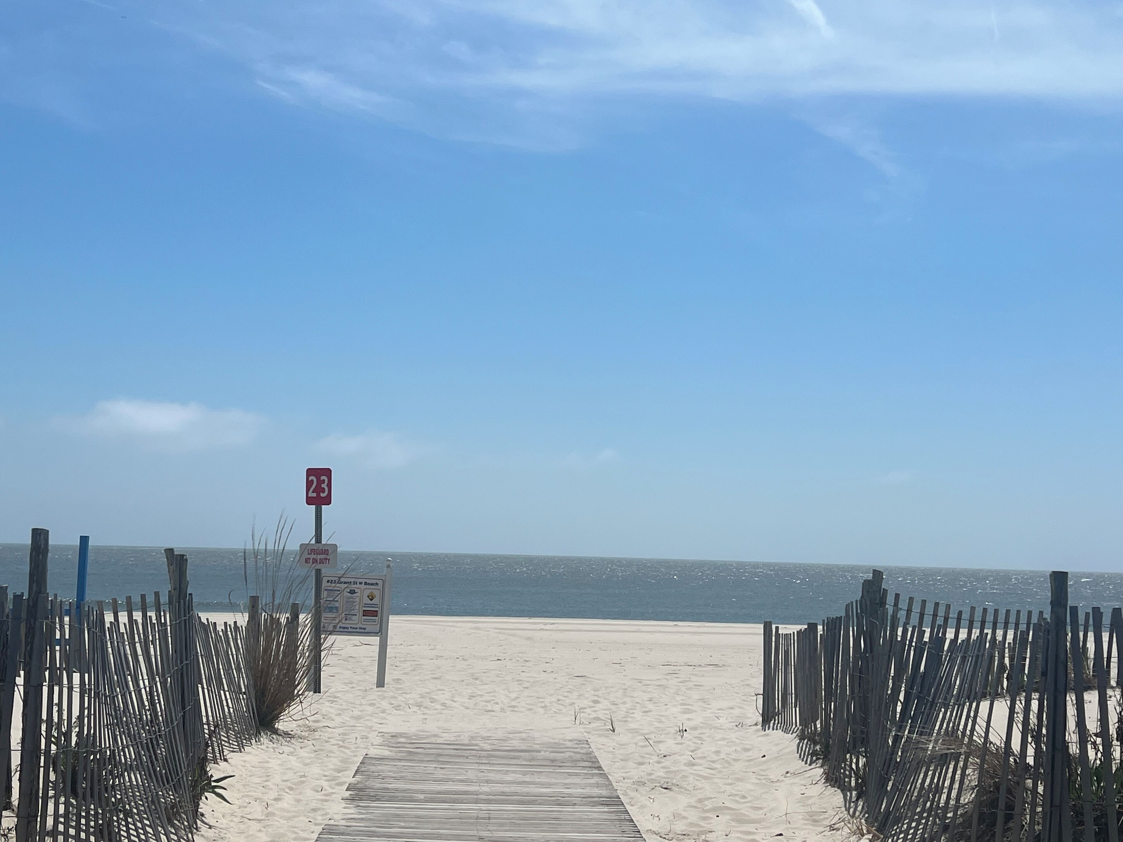 Nær stranden og solsenger