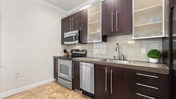 Een koelkast, een magnetron, een oven, een kookplaat