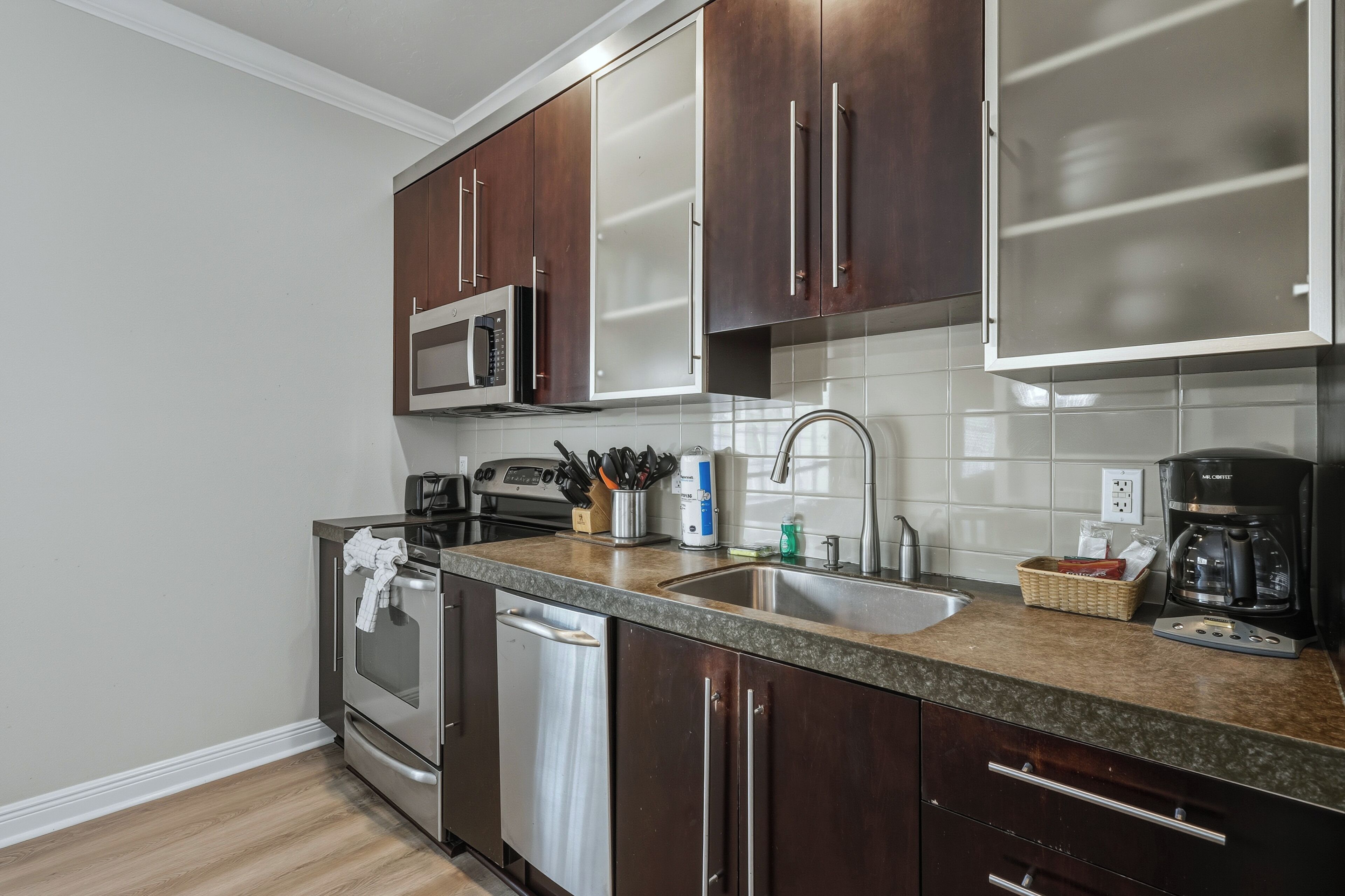 Frigorifero, microonde, forno, piano cottura