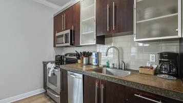 Frigorifero, microonde, forno, piano cottura