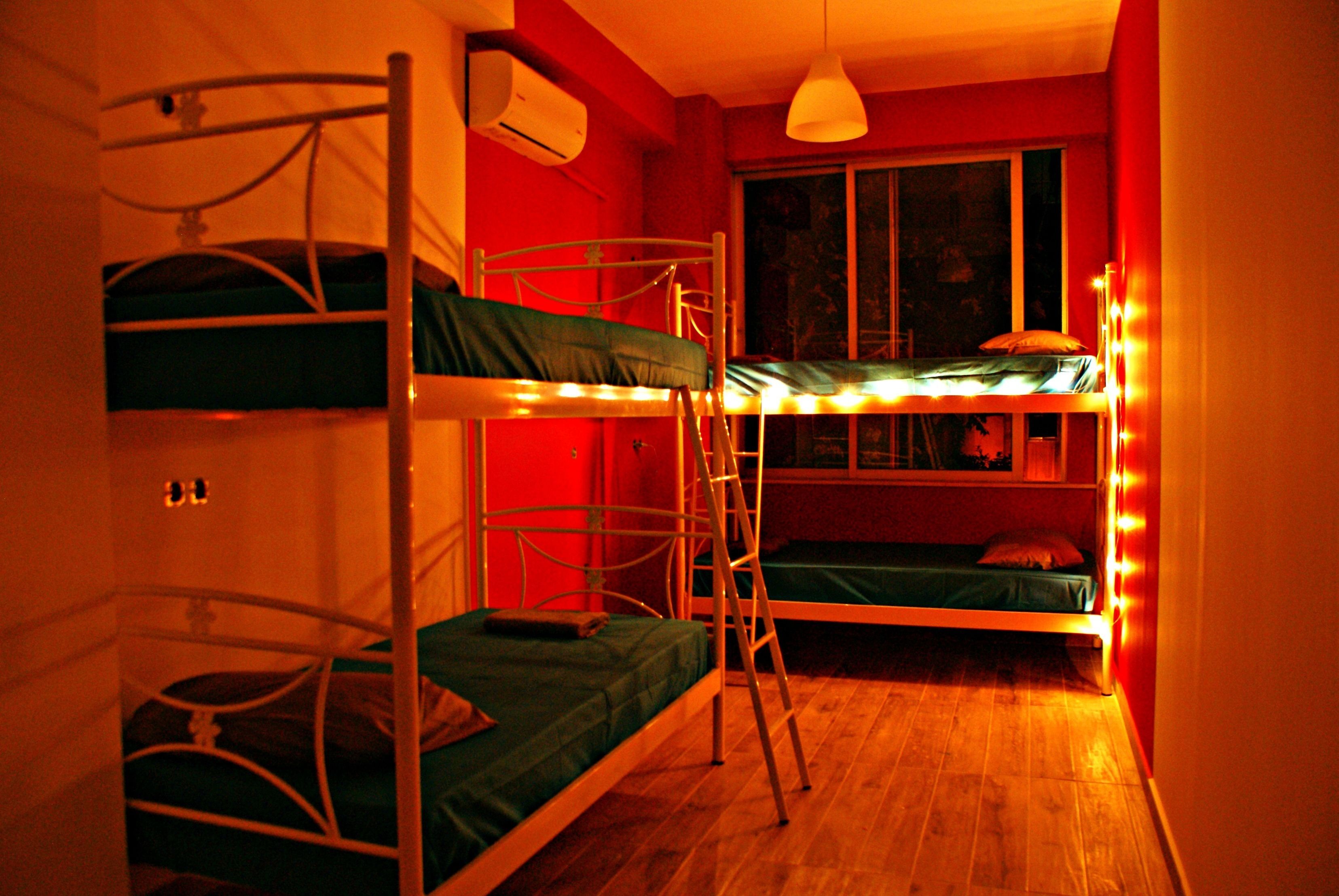 Un dormitorio con literas, una ventana y una escalera.