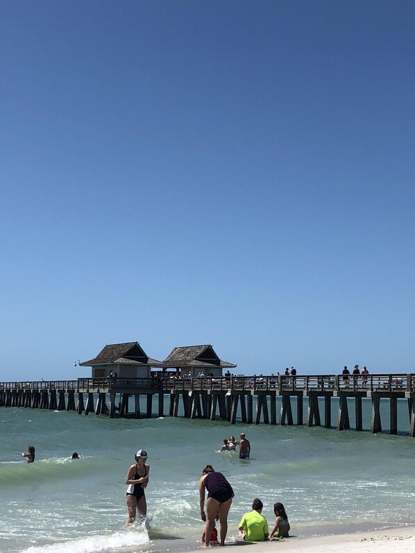 Playa en los alrededores, camastros y toallas de playa