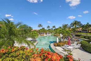 Alberca al aire libre y alberca climatizada