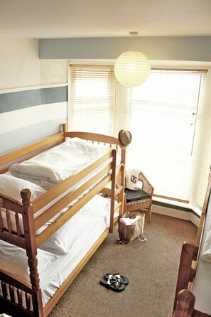 Free WiFi, bed sheets - Base Surf Lodge (Newquay)