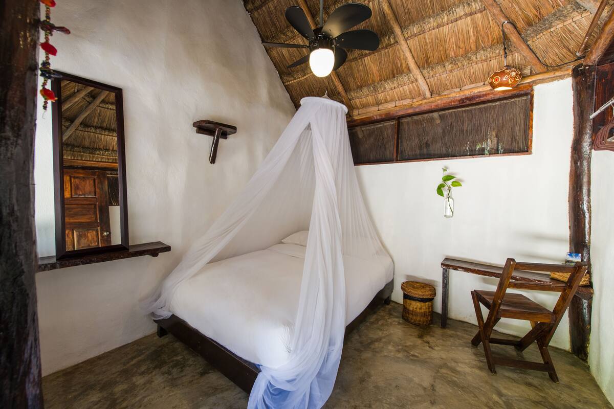 Single with shared bathroom | Desk, WiFi (free)