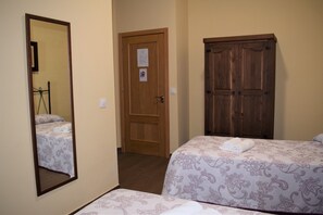 Quarto duplo, 2 camas de solteiro | Cortinas blackout, quartos à prova de som, ferros/tábuas de passar roupa