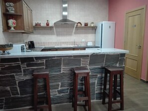 Refrigerador em uma área comum, micro-ondas em uma área comum