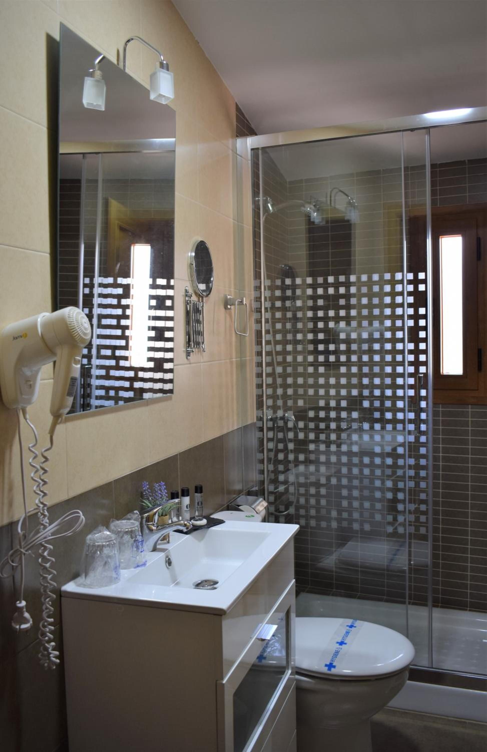 Douche, articles de toilette (gratuits), séchoir à cheveux