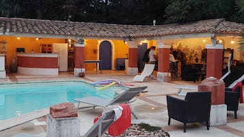 Piscine extérieure, parasols de plage, chaises longues