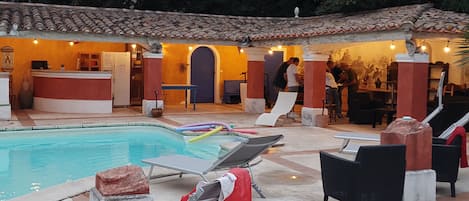 Outdoor pool, pool umbrellas, sun loungers