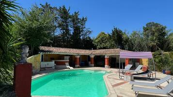 Outdoor pool, pool umbrellas, sun loungers