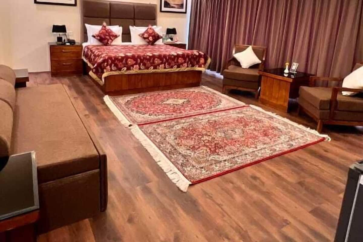 Executive Room | Premium bedding, minibar, in-room safe, iron/ironing board