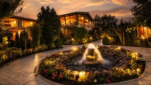 A landscaped garden with a central fountain, surrounded by a variety of plants and flowers. - The Orchard Retreat & Spa, Srinagar (Srinagar)