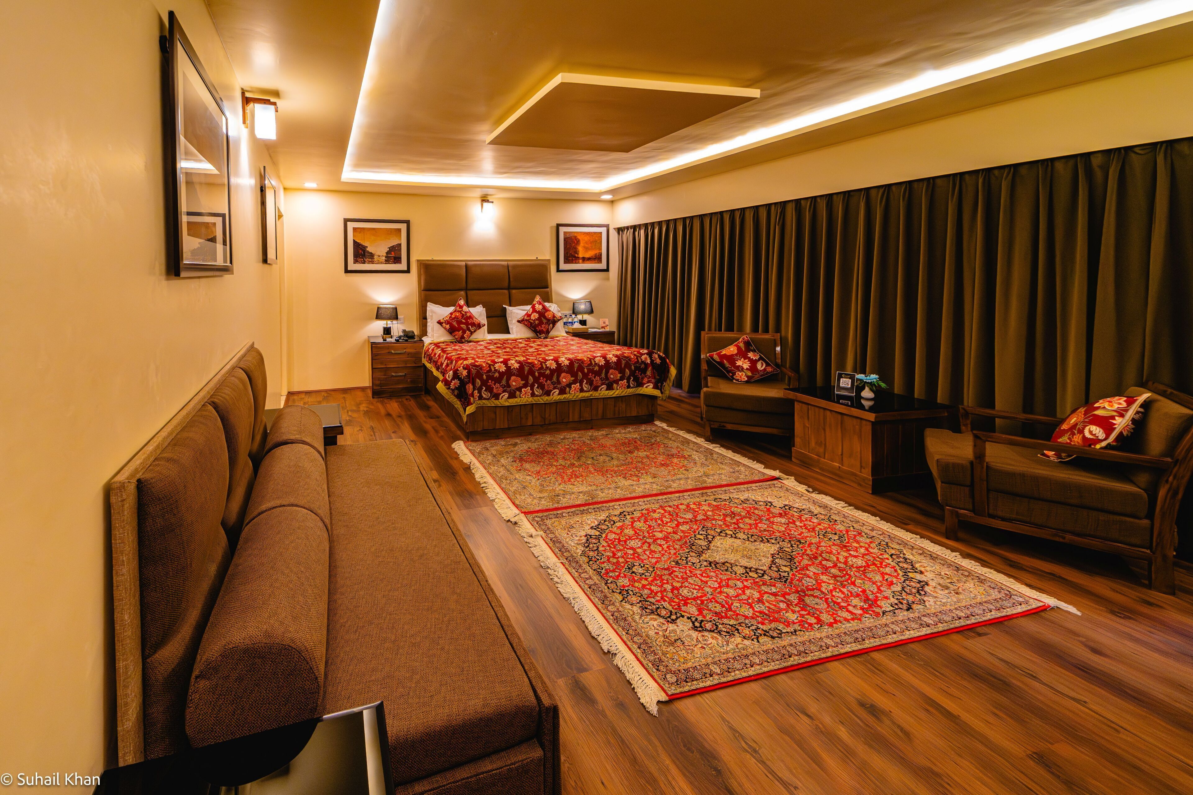 ห้องเอ็กเซกคิวทีฟ | เครื่องนอนระดับพรีเมียม, มินิบาร์, ตู้นิรภัยในห้องพัก, เตารีด/โต๊ะรีดผ้า