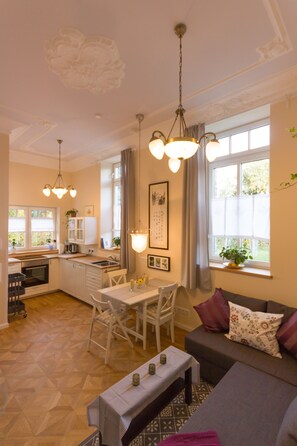 Huoneisto, 1 makuuhuone, esteetön (Flat 6) | Oleskelualue | Taulutelevisio, takka