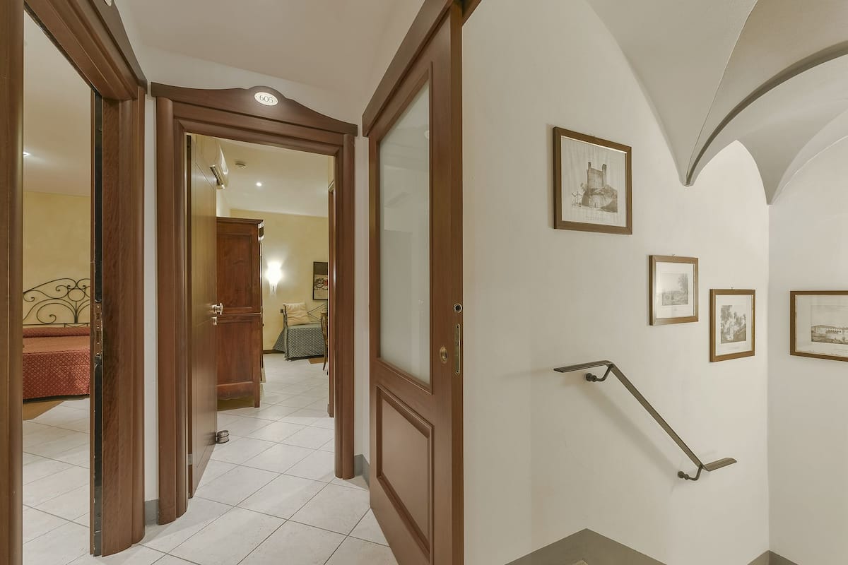 Apartamento superior, 2 quartos | Roupas de cama premium, escrivaninha, cortinas blackout