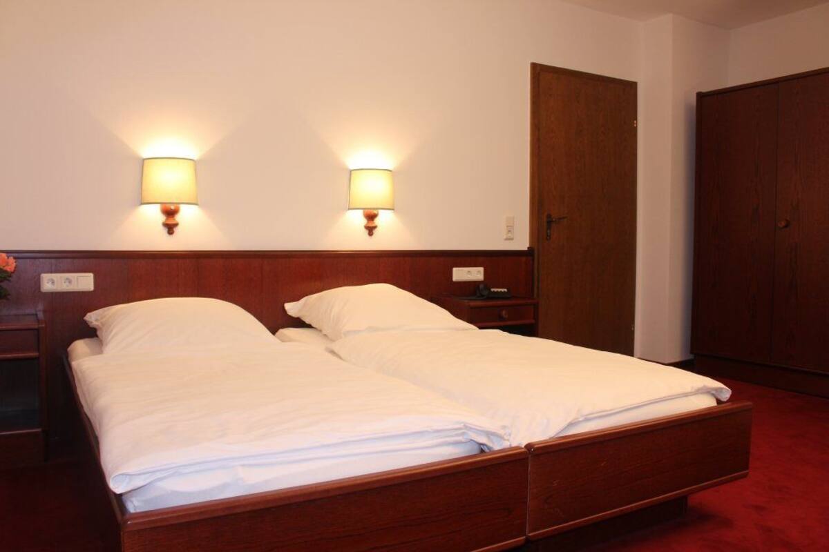 Economy-Doppel- oder -Zweibettzimmer | Zimmersafe, Schreibtisch, Zustellbetten, kostenloses WLAN