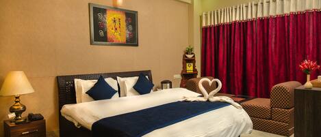 Comfort Room, 1 King Bed, Accessible, City View | 1 bedroom, premium bedding, soundproofing, iron/ironing board