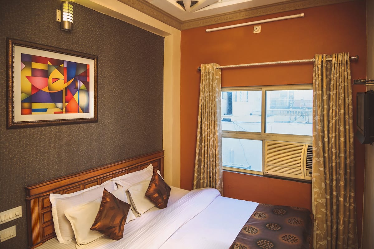 Kamar Double Standar, 1 Tempat Tidur King, akses difabel, Boleh Merokok | 1 kamar tidur, seprai premium, kedap suara, dan setrika/meja setrika