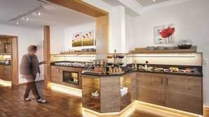 朝食 (ビュッフェ)、毎日提供 (無料)