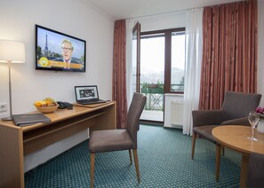 Dobbeltrom – comfort | Sengetøy av topp kvalitet, safe på rommet og skrivebord