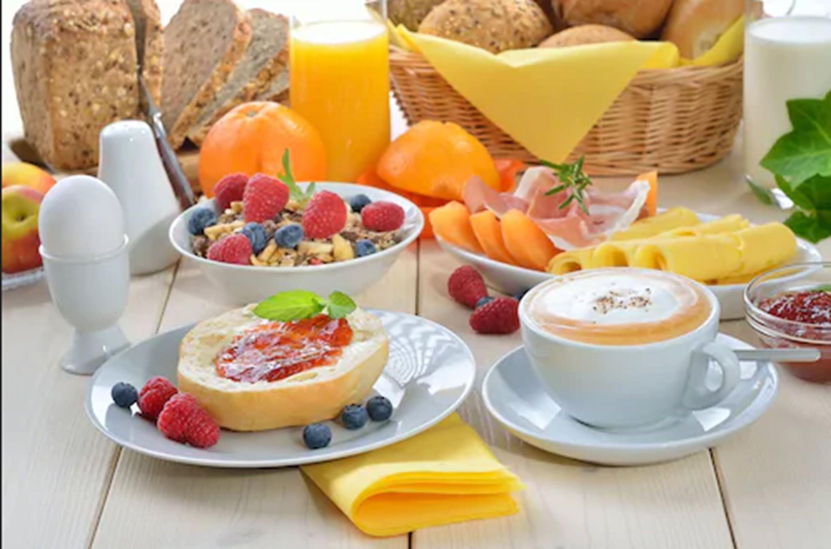 Ein Frühstücksbuffet mit Brot, Obst, Käse und Kaffee.