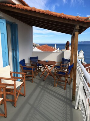 Outdoor dining - Comfortable family town house close to all ameneties (Skopelos)