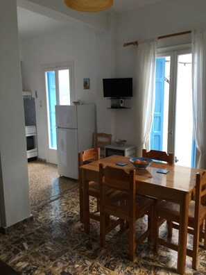 Dining - Comfortable family town house close to all ameneties (Skopelos)