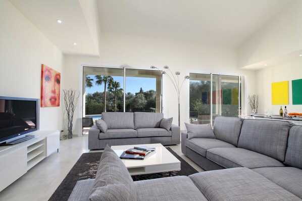 Fernseher, DVD-Player, Tischtennisplatte