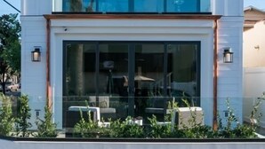 Un bâtiment moderne à deux étages, doté de grandes fenêtres et d’un toit plat.