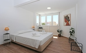 1 habitación, tabla de planchar con plancha, wifi gratis y ropa de cama