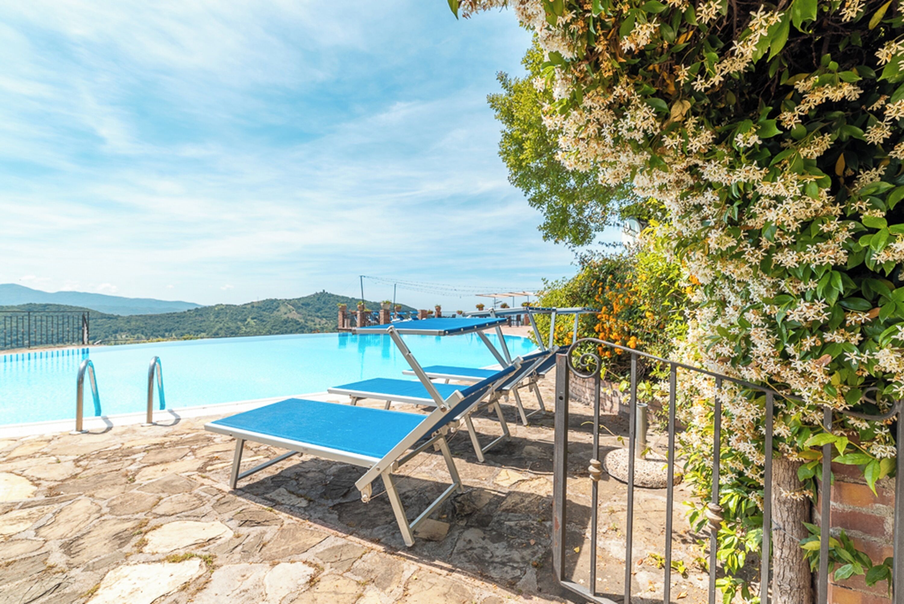 สระว่ายน้ำกลางแจ้งเปิดตามฤดูกาล, ร่มริมสระว่ายน้ำ, เก้าอี้อาบแดดริมสระ