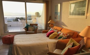 Smart-TV, DVD-spiller, bøker og musikkbibliotek