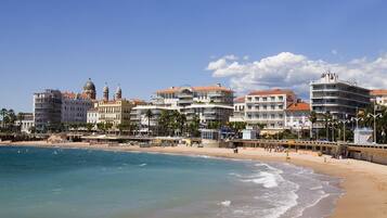 Plage à proximité, chaises longues, serviettes de plage