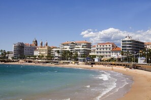 Beach nearby, sun-loungers, beach towels