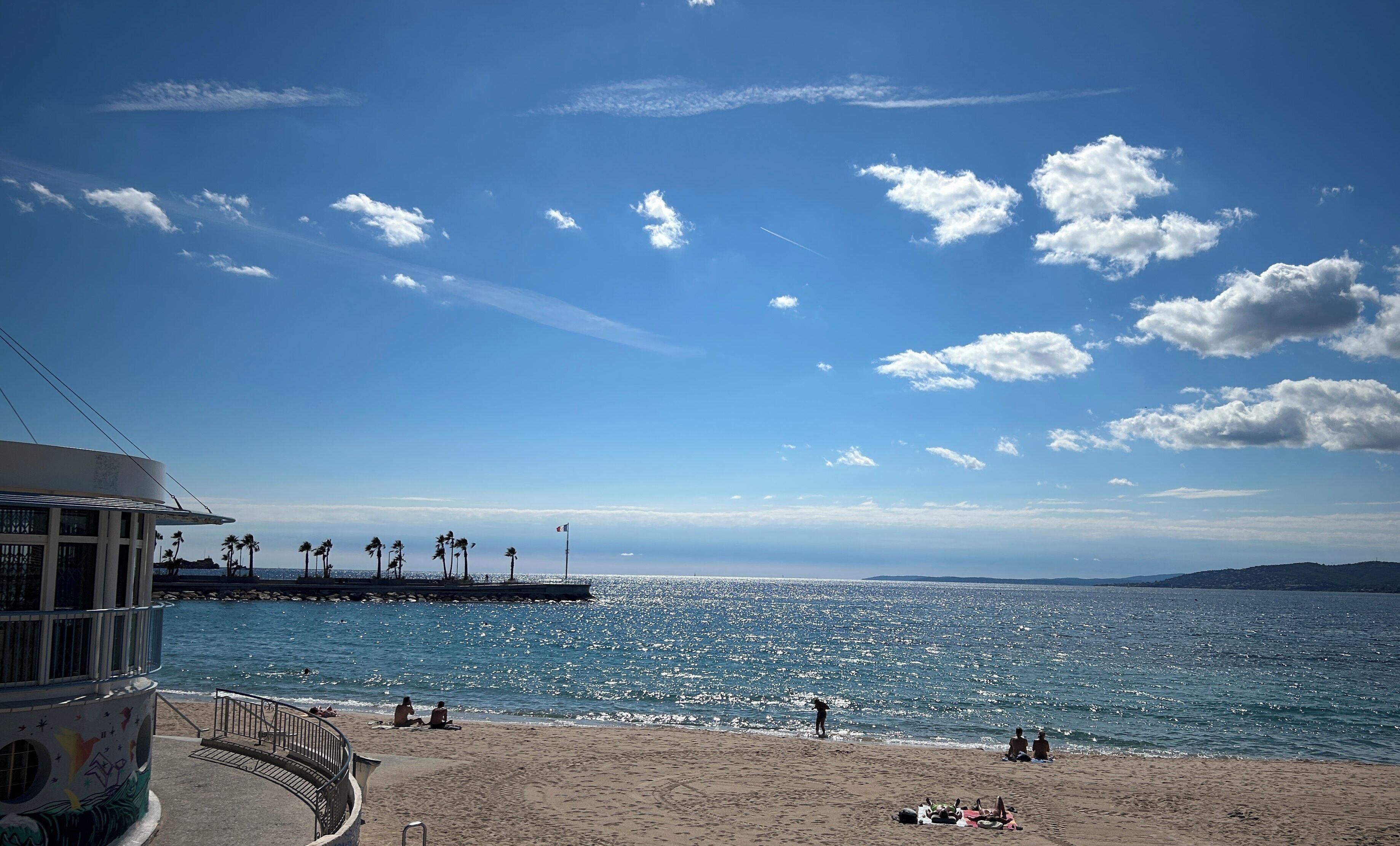 Plage à proximité, chaises longues, serviettes de plage