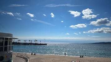 Plage à proximité, chaises longues, serviettes de plage