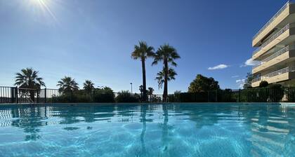 GRAND EMPLACEMENT Duplex Vue sur la mer 3 Terrasses A / C Piscine WiFi gratuit TV DVD & Parking