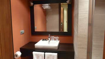 Ducha, artículos de higiene personal gratuitos y secador de pelo