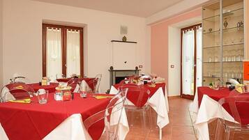 Frokost med lokale retter hver dag (EUR 10 per person)