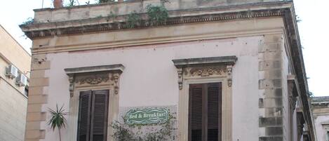 A building with a sign reading "Bed & Breakfast Il Castello".