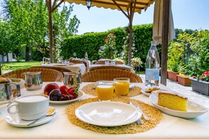 Desayuno con opciones de la cocina local incluido todos los días