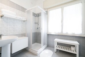 Doppia Classic, vista giardino | Bagno | Doccia, set di cortesia gratuito, asciugacapelli, bidet
