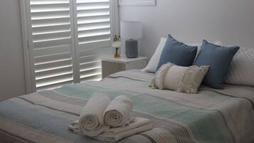 5 bedrooms, iron/ironing board, free WiFi, bed sheets