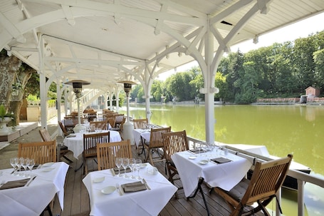 Lunch and dinner served . Pavillon Bleu