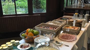 Déjeuner et dîner servis sur place