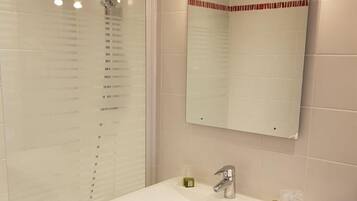 Een bad/douchecombinatie, gratis toiletartikelen, een haardroger