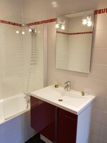 Bañera con ducha, artículos de tocador gratuitos, secador de pelo